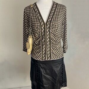 Studio M Petite Geometric Print V-Neck Top Size M